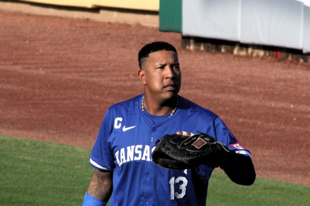 Salvador Pérez warms up for the Royals